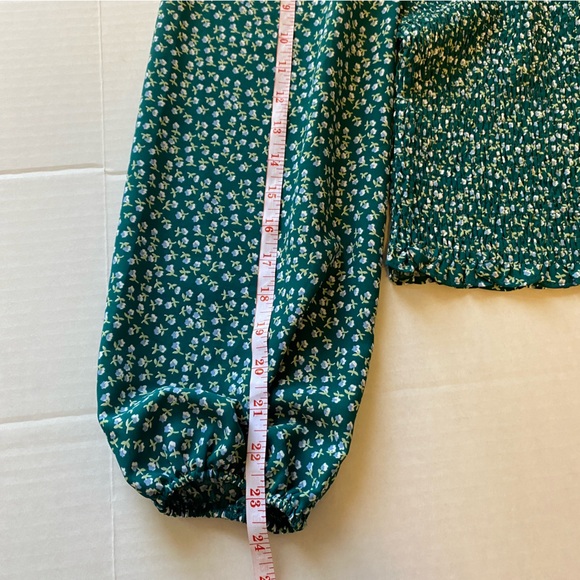 Woman’s Square neck, Puff Sleeves, Gathered green print Shirt; Size Medium - Picture 5 of 6